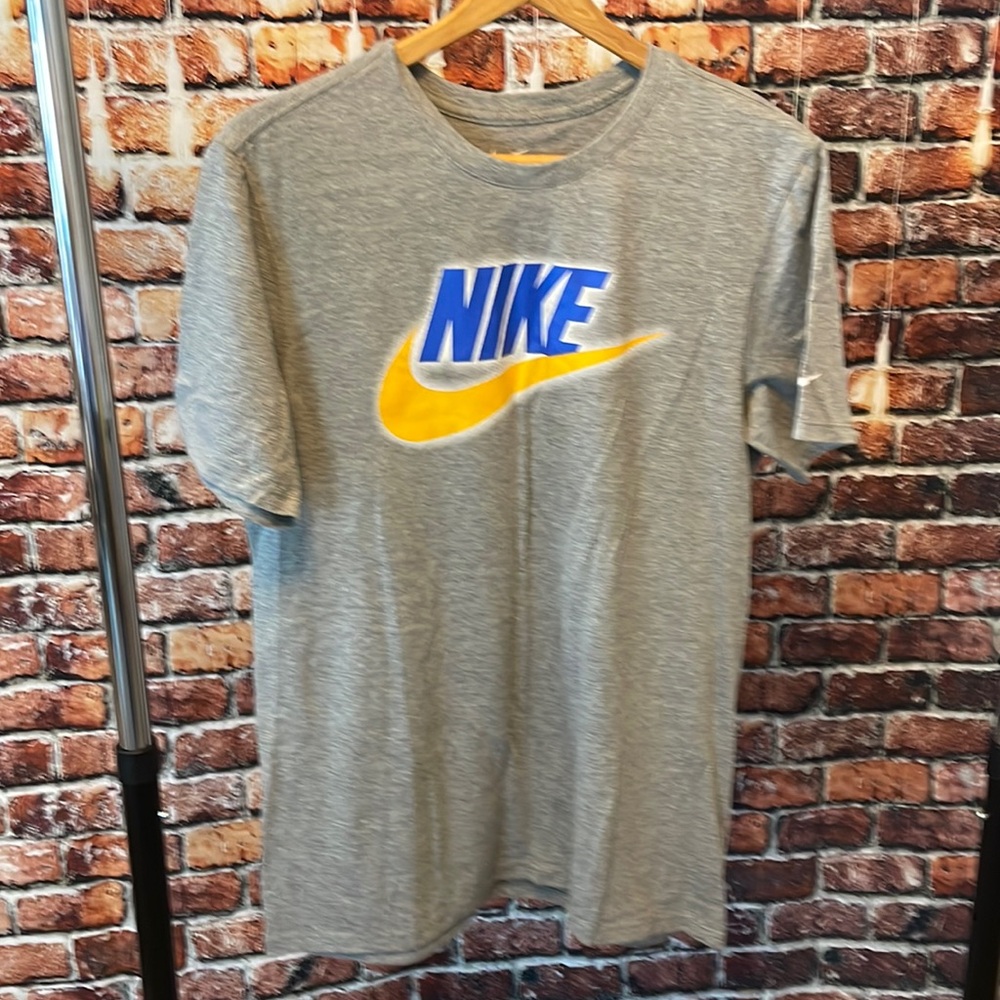 Nike athletic cut men’s grey teeshirt short sleeve medium new condition